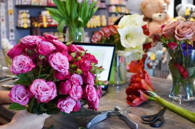 Buketler ve kompozisyonlar yapıyorum. Çiçekçi. Çiçek teslimatı