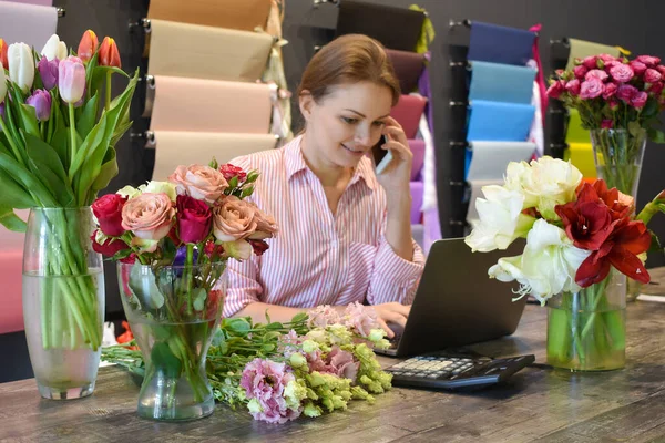 A florist in a flower shop. International mother's Day . Flower delivery — Stock Photo, Image