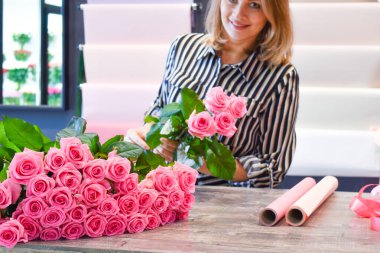 Çiçek eğitim kursları. Kadın çiçekçi, bir buket çiçek topla..