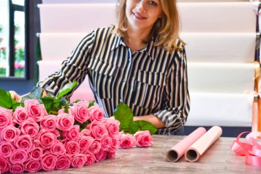 Çiçek eğitim kursları. Kadın çiçekçi, bir buket çiçek topla..