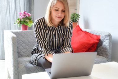 Evden uzak bir iş. Evde internet işi. Dizüstü bilgisayarda çalışan serbest çalışan