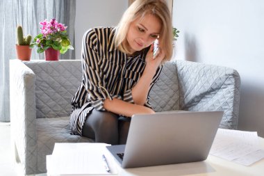 Evden uzak bir iş. Evde internet işi. Dizüstü bilgisayarda çalışan serbest çalışan