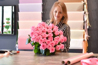 Çiçek eğitim kursları. Kadın çiçekçi, bir buket çiçek topla..