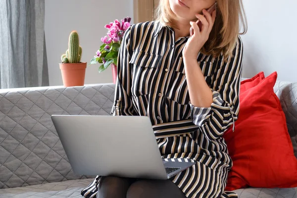 Lavoro a distanza da casa. Internet funziona a casa. Libero professionista che lavora su computer portatile — Foto Stock