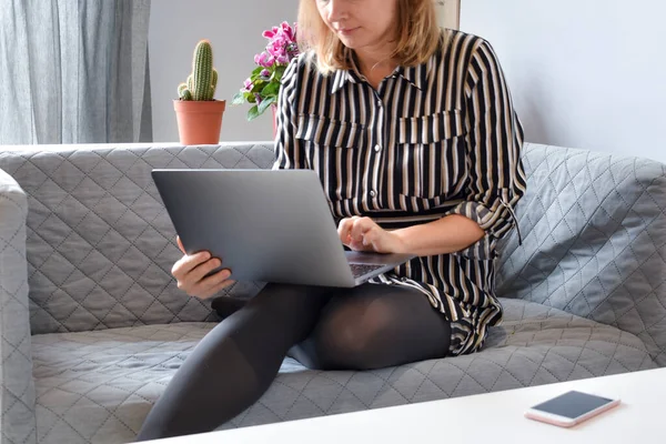 Distansarbete hemifrån. Internetarbete hemma. Frilansare arbetar på bärbar dator — Stockfoto