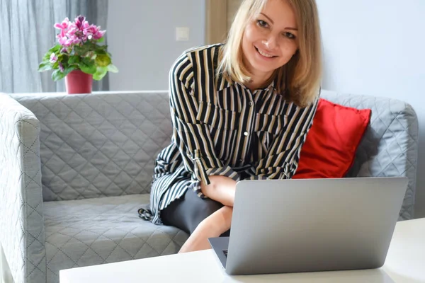 Trabalho remoto de casa. Trabalho na Internet em casa. Freelancer trabalhando no laptop — Fotografia de Stock