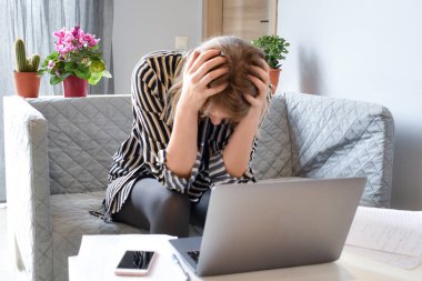 İş kadını ve parasal kriz. Depresyondaki serbest çalışan. Dizüstü bilgisayara bakan kadın.