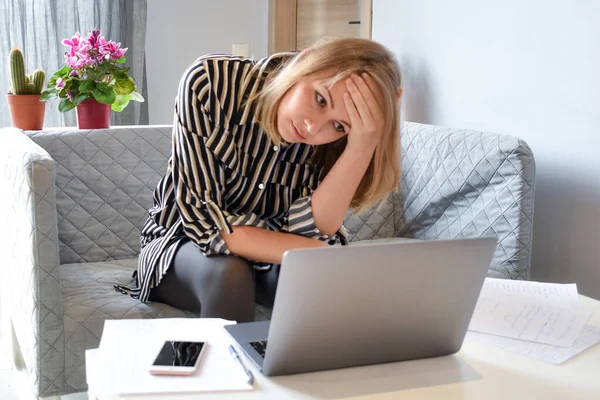 Affärskvinna och monetär kris. Frilansare i depression. Kvinna tittar på en bärbar dator. — Stockfoto