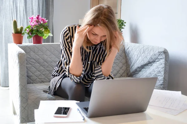 Donna d'affari e crisi monetaria. Libero professionista in depressione. Donna che guarda un portatile . — Foto Stock