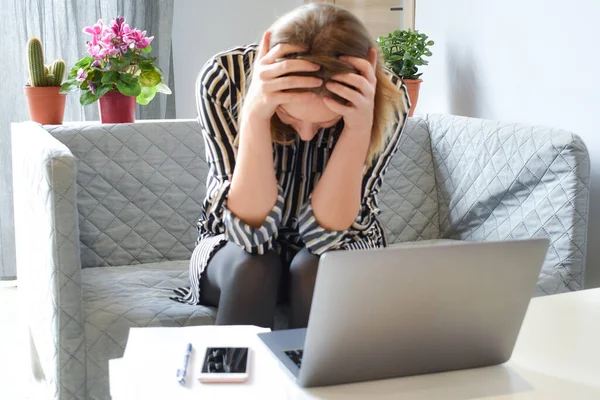 Affärskvinna och monetär kris. Frilansare i depression. Kvinna tittar på en bärbar dator. — Stockfoto