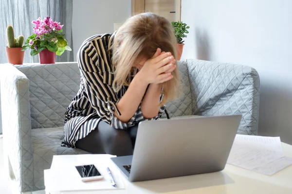 Affärskvinna och monetär kris. Frilansare i depression. Kvinna tittar på en bärbar dator. — Stockfoto