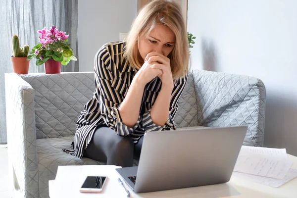 Mujer de negocios y crisis monetaria. Freelancer en depresión. Mujer mirando un portátil . — Foto de Stock