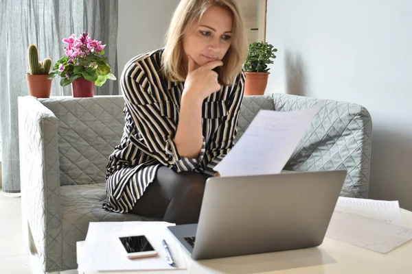 Affärskvinna och monetär kris. Frilansare i depression. Kvinna tittar på en bärbar dator. — Stockfoto
