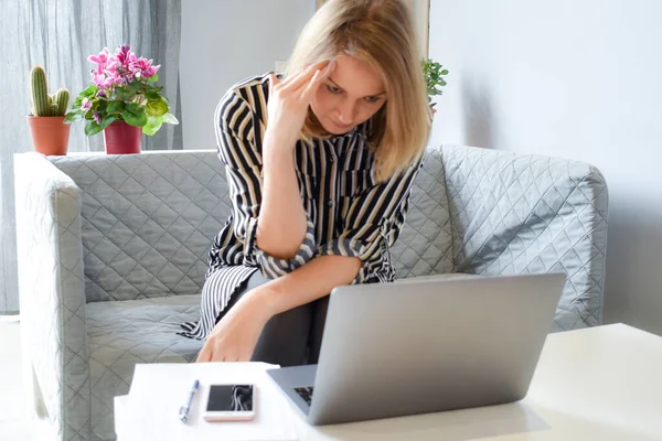 Zakenvrouw en monetaire crisis. Freelancer in depressie. Vrouw op zoek naar een laptop. — Stockfoto