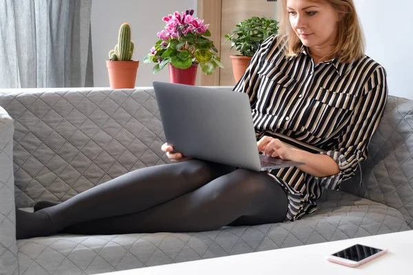 Empregos online na Internet. Uma mulher a trabalhar em casa na Internet. Venda online — Fotografia de Stock