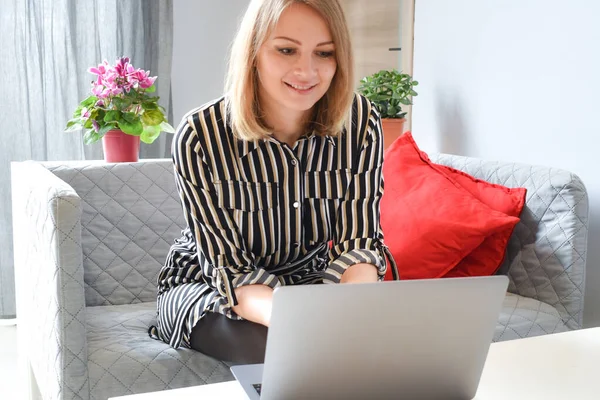 Trabajos en línea en Internet. Mujer trabajando en casa en Internet. Venta online —  Fotos de Stock