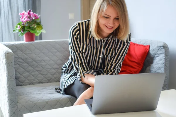 Onlinejobb på Internet. Kvinnan arbetar hemma på Internet. Onlineförsäljning — Stockfoto