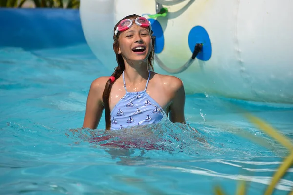 在室外游泳池里度假.夏天游泳池里的小女孩 — 图库照片