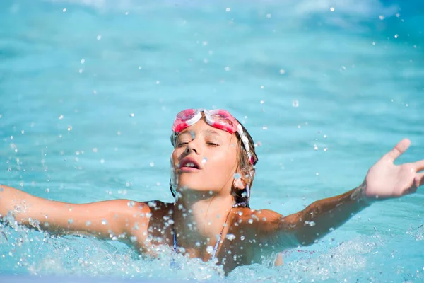 Vacaciones deportivas en la piscina exterior. Niña en la piscina de verano — Foto de Stock