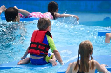 Yazın çocuklar su parkında. Suda eğlenceli aktif tatil
