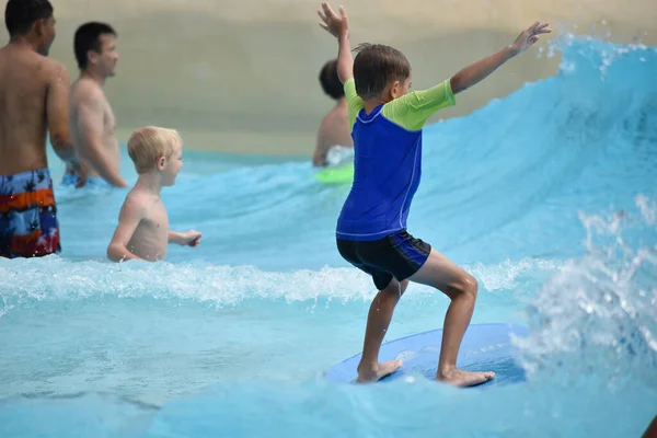 Kinder im Wasserpark im Sommer. Unterhaltsamer Aktivurlaub im Wasser — Stockfoto