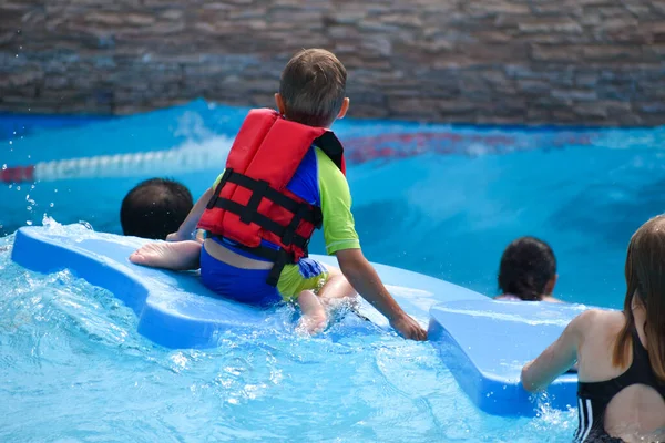 Kinder im Wasserpark im Sommer. Unterhaltsamer Aktivurlaub im Wasser — Stockfoto