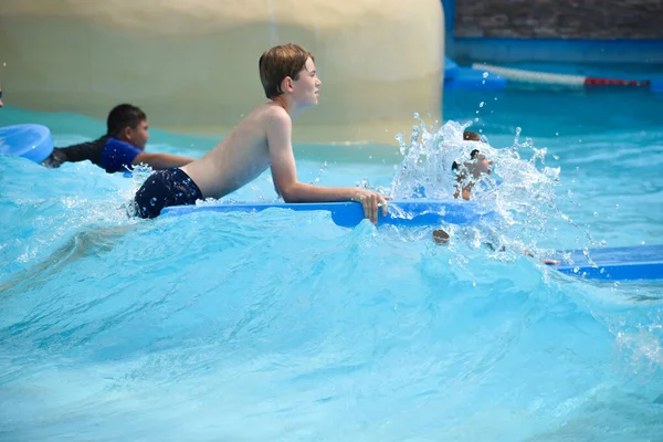 Crianças no Parque Aquático no verão. Diversão de férias ativas na água — Fotografia de Stock