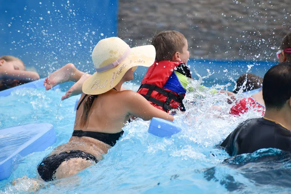 Děti v létě v aquaparku. Zábavná aktivní dovolená ve vodě — Stock fotografie
