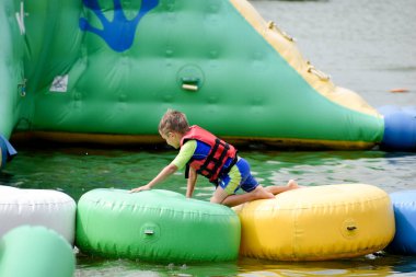 Can yelekli çocuklar şişme su çekiyorlar. .