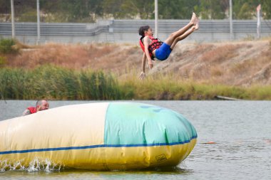 Can yelekli çocuklar şişme su çekiyorlar. .