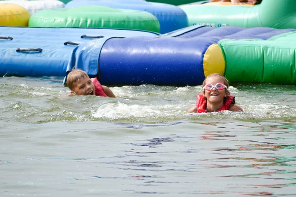 Kinder in Schwimmwesten treiben im Meer. Kinder schwimmen gegen — Stockfoto