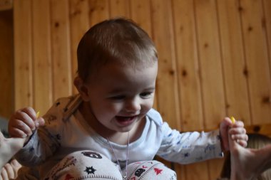 Ablam küçük bir kızla oynuyor. Küçük bir kızla eğlenceli bir oyun