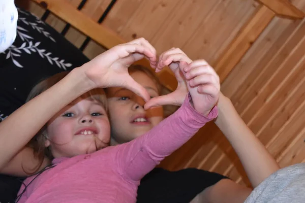 Irmã mais velha brinca com uma menina. Jogo divertido com uma menina — Fotografia de Stock