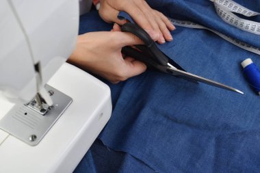 Elbise kesme ve dikme kursları. Ev yapımı giysi üretimi.