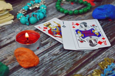 Tarot kartları geçmişi. Tahta bir masada kağıt oynamak. Sihirli tahminler