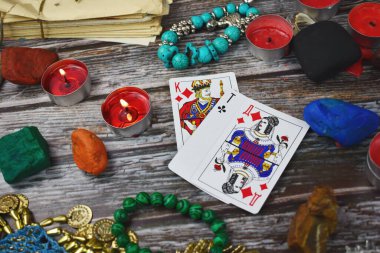Tarot kartları geçmişi. Tahta bir masada kağıt oynamak. Sihirli tahminler