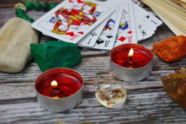 Tarot kartları geçmişi. Tahta bir masada kağıt oynamak. Sihirli tahminler