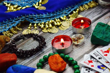 Tarot kartları geçmişi. Tahta bir masada kağıt oynamak. Sihirli tahminler