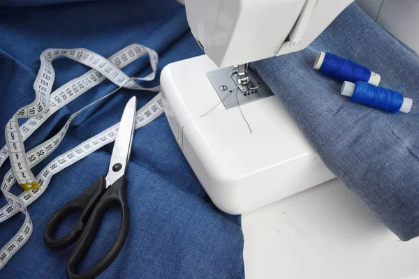 Cours de coupe et de couture de vêtements. La production de vêtements faits maison. — Photo