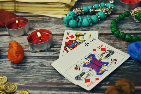 Tarot kartları geçmişi. Tahta bir masada kağıt oynamak. Sihirli tahminler