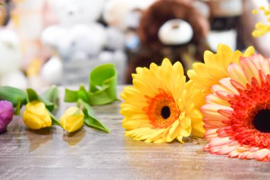 Çiçekçide çiçekçi. Çiçeklerin eve teslimi ve siparişi. Küçük bir çiçekçi dükkanı..