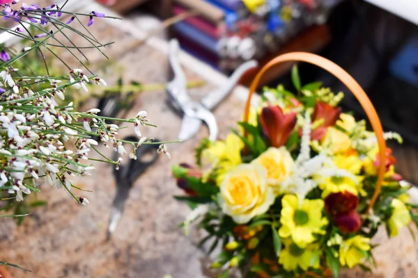 Floristería de escritorio en florería. El pedido y entrega de flores a casa. pequeño negocio floral . —  Fotos de Stock
