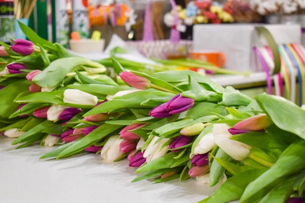 新鮮なチューリップを売っている。春の花花束。室内の色. — ストック写真