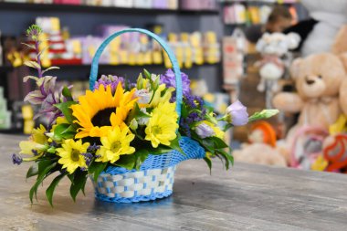 Çiçek sepeti. Masadaki taze çiçeklerin aranjmanı. Çiçekçi. Çiçekler bizden.