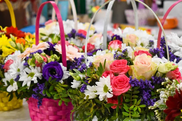 O cesto de flores. Arranjo de flores frescas na mesa. Loja de flores. Entrega de flores na casa — Fotografia de Stock