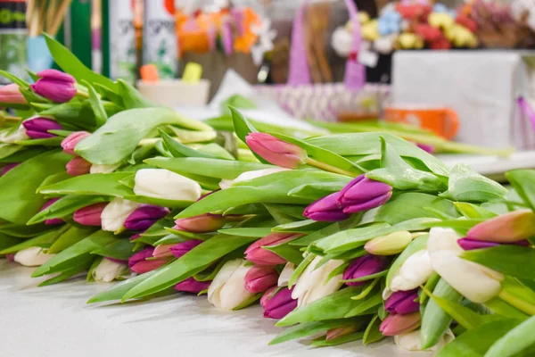 Un ramo de tulipanes en una florería. Flores de primavera. Tulipanes holandeses —  Fotos de Stock