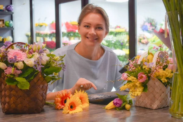 Florist in the workplace. Flower shop — Stock Photo, Image