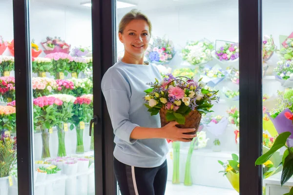 Флорист на робочому місці. Квітковий магазин — стокове фото