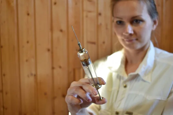 Uzak bölgelerde sağlık ve tıp. Aşı köylerde yapılıyor. Aşılama zorunludur. — Stok fotoğraf