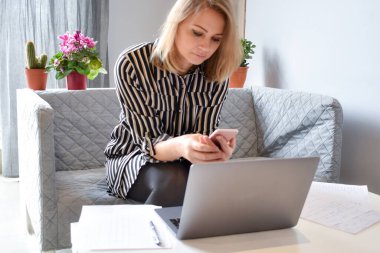 Dizüstü bilgisayara bakan bir kadın. İş hayatında para sorunları